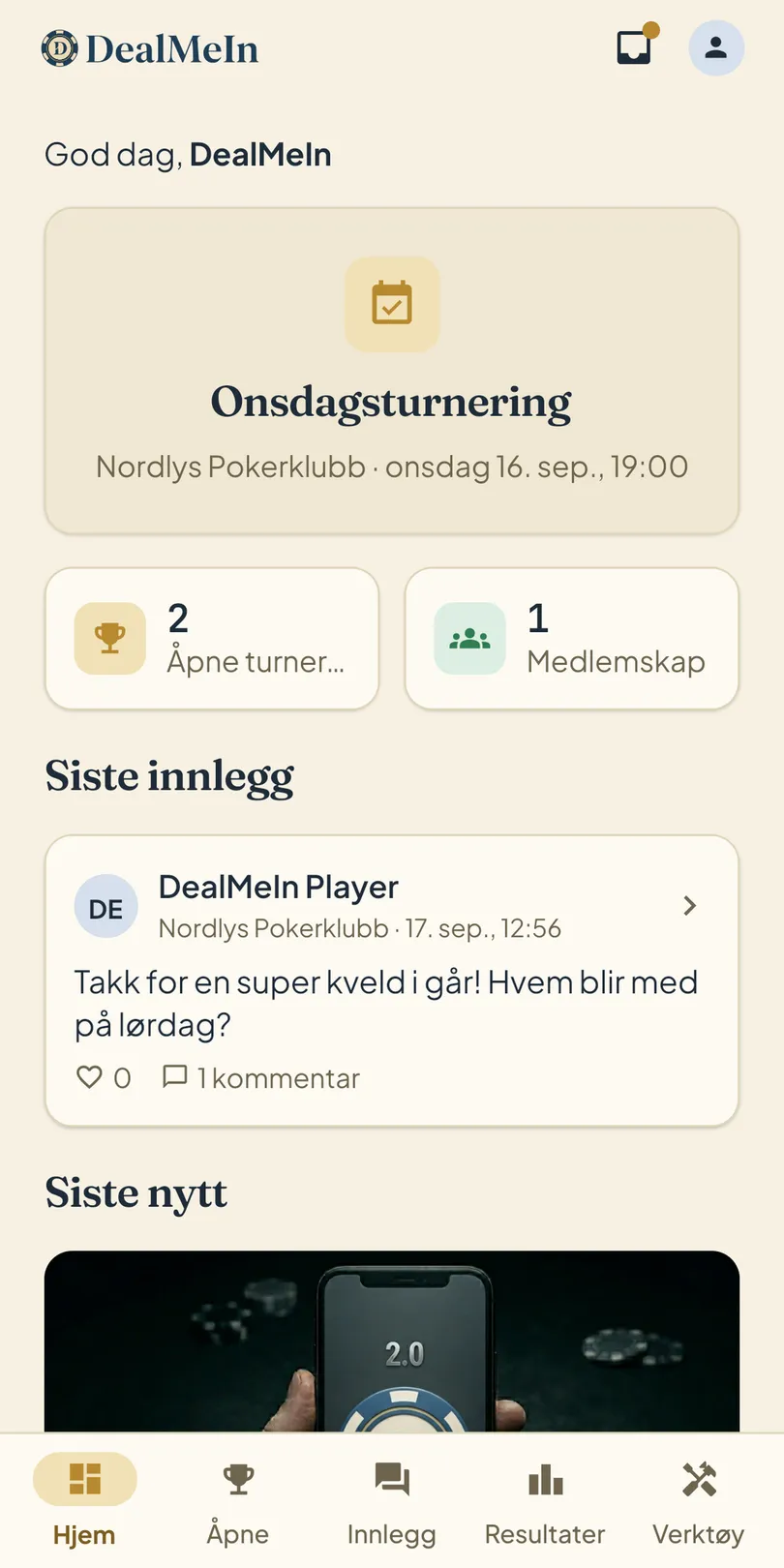 Hjem-skjermen i DealMeIn-appen: neste turnering (Onsdagsturnering i Nordlys Pokerklubb), antall åpne turneringer og medlemskap, og siste innlegg fra klubben.